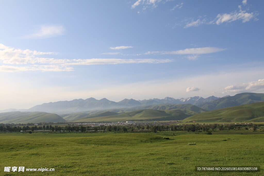 草原远景 山峦蓝天相衬