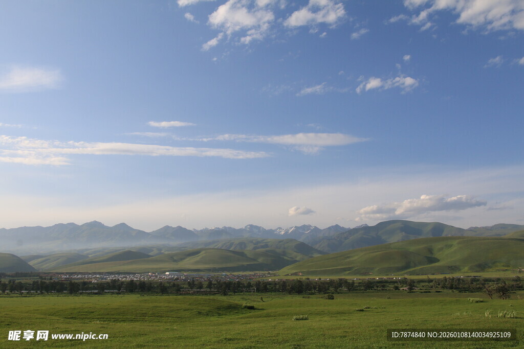 草原蓝天远山风景如画