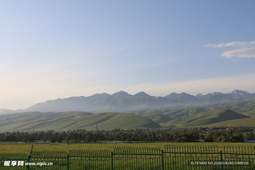 草原远山风景图
