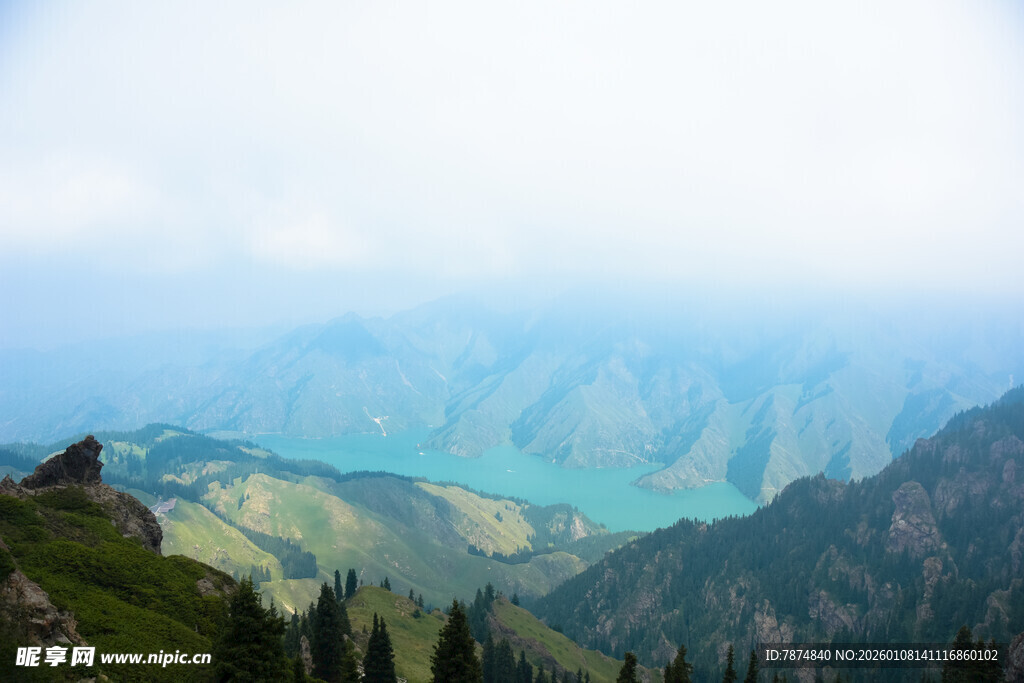 山间美景 远眺翠湖与山峦