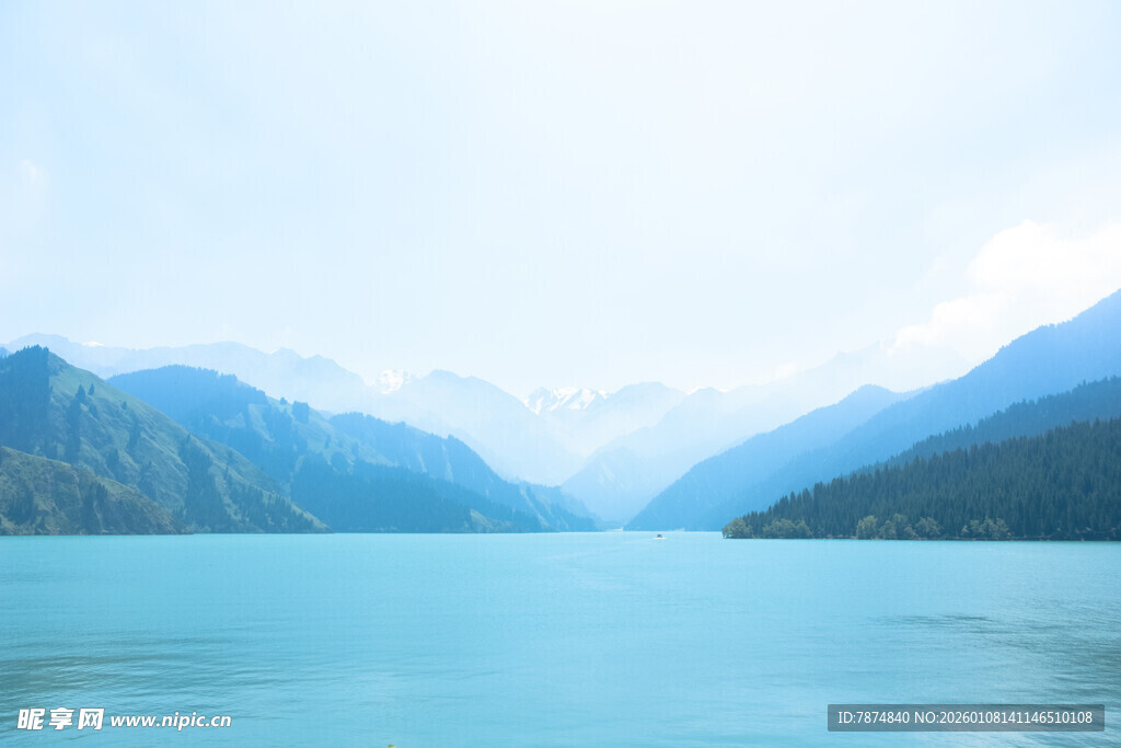 宁静山水间的湖光山色