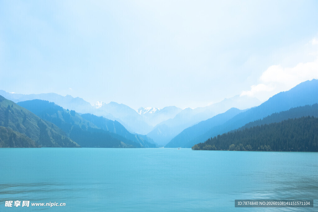 宁静湖景与连绵山脉