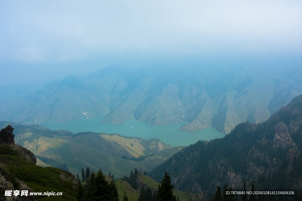 高山湖泊壮丽自然景观