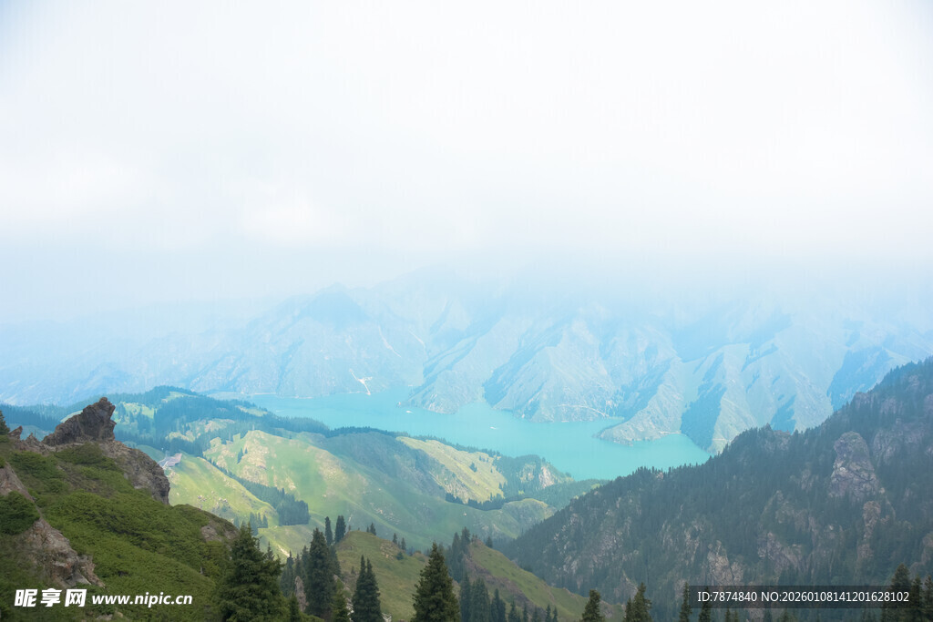 山间美景 云雾缭绕的山峦
