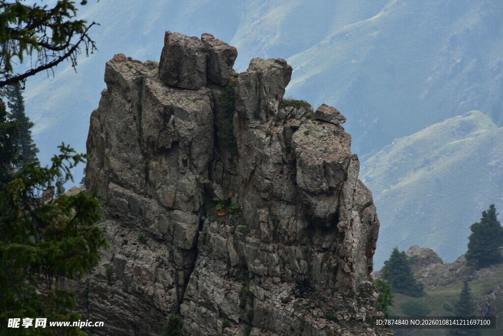 巍峨嶙峋的孤耸岩石