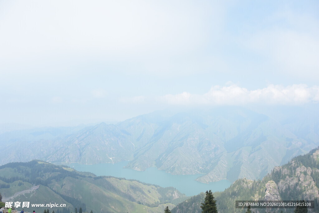 高山云海壮丽自然景观