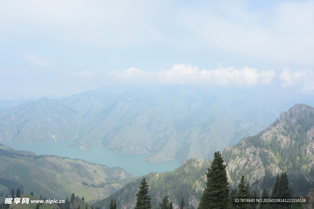 高山湖泊壮丽自然景观