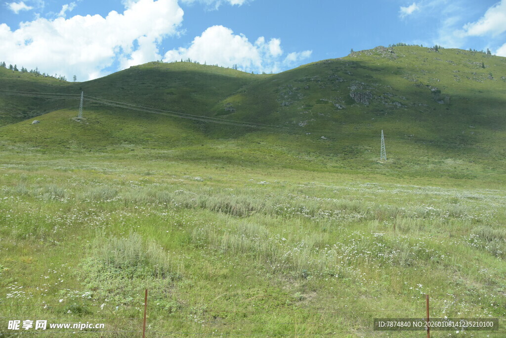 广袤草原与远处青山