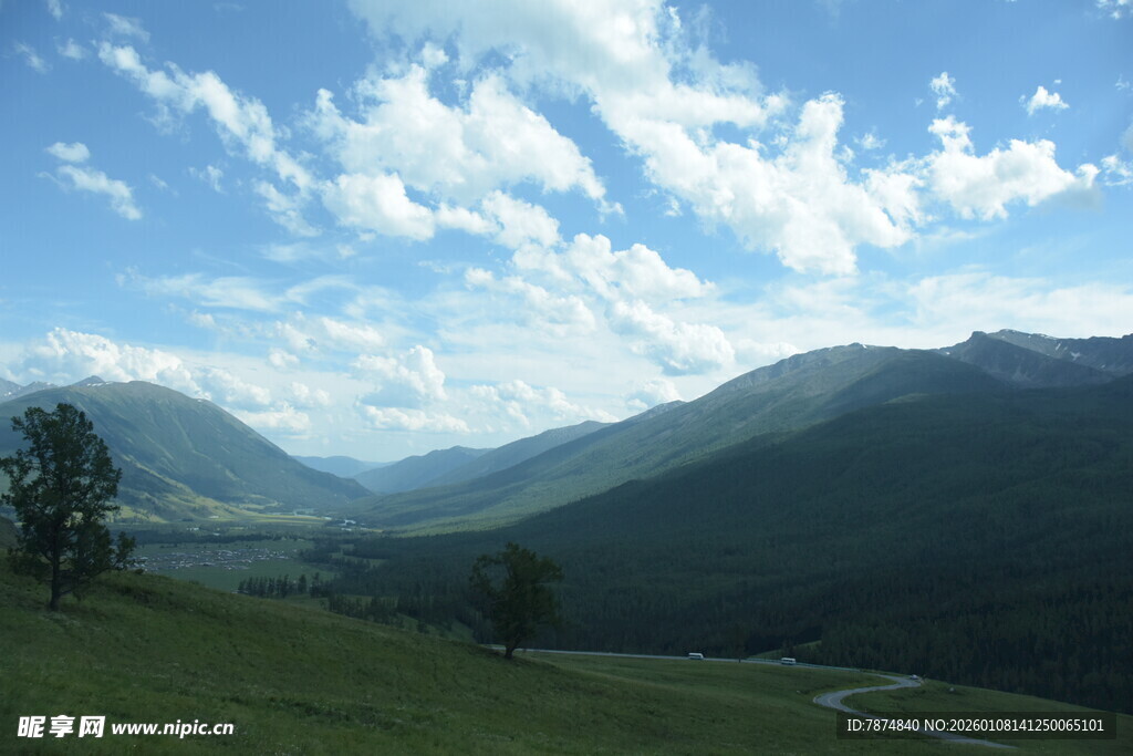 山间绿野蓝天美景
