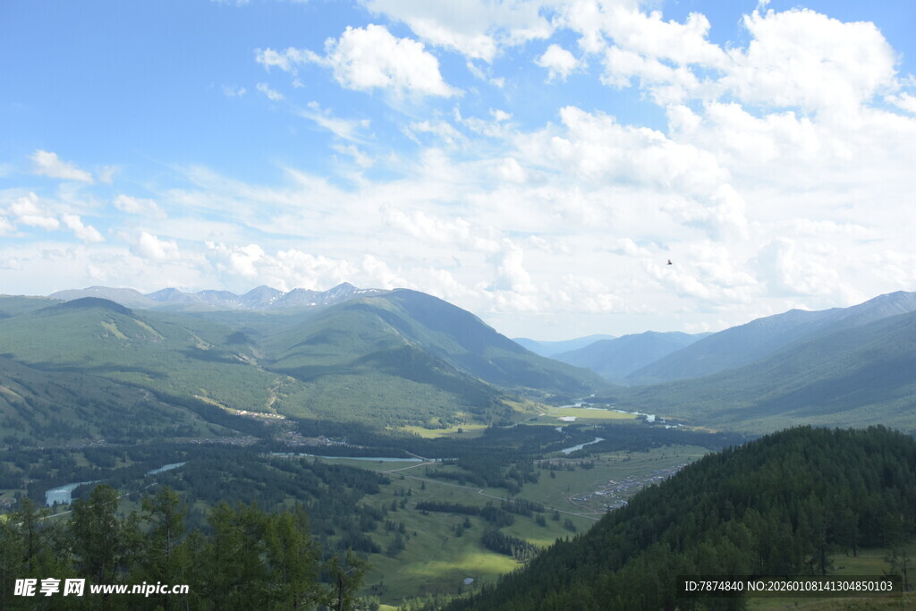 山间美景 蓝天白云下的山谷