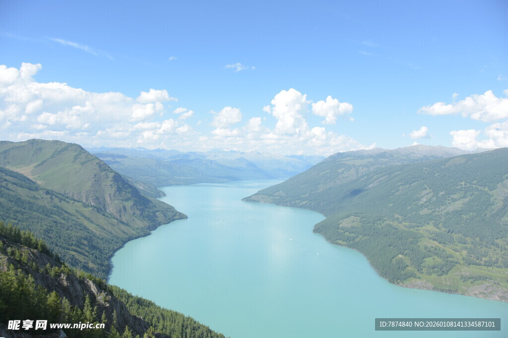 高山环抱的澄澈蓝湖