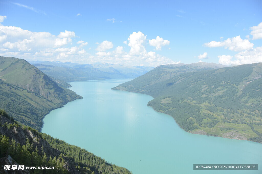 高山环绕的碧蓝色湖泊