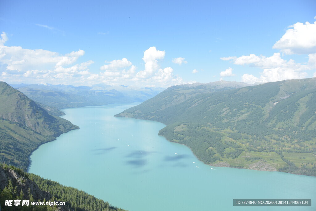 高山间的澄澈蓝湖美景