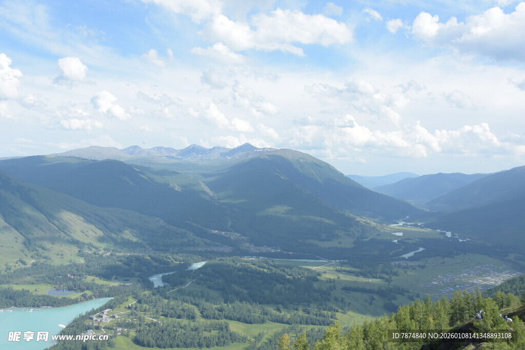 高山湖泊壮丽自然风光