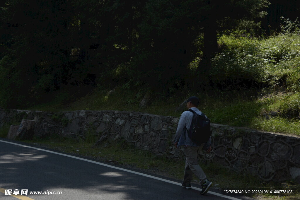 公路旁行走的背包客