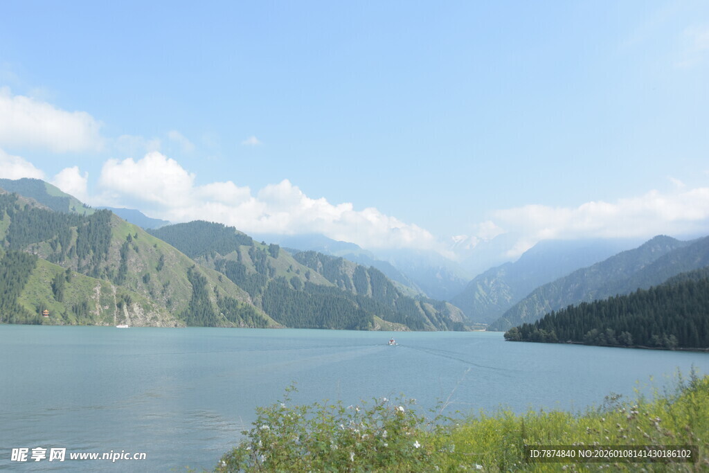 秀丽山水间的宁静湖泊