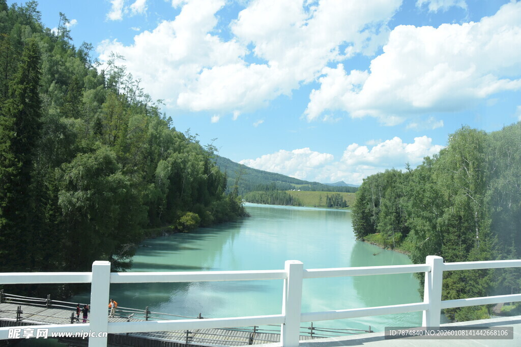 青山环抱的碧绿河流景观