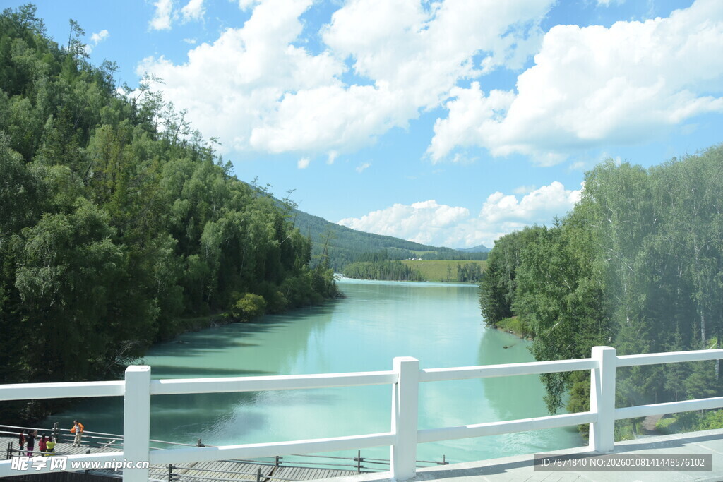 青山绿水间的秀丽湖景