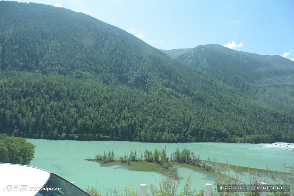 碧绿湖水映青山美景