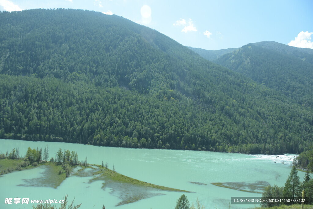 翠绿山峦间的澄澈湖泊