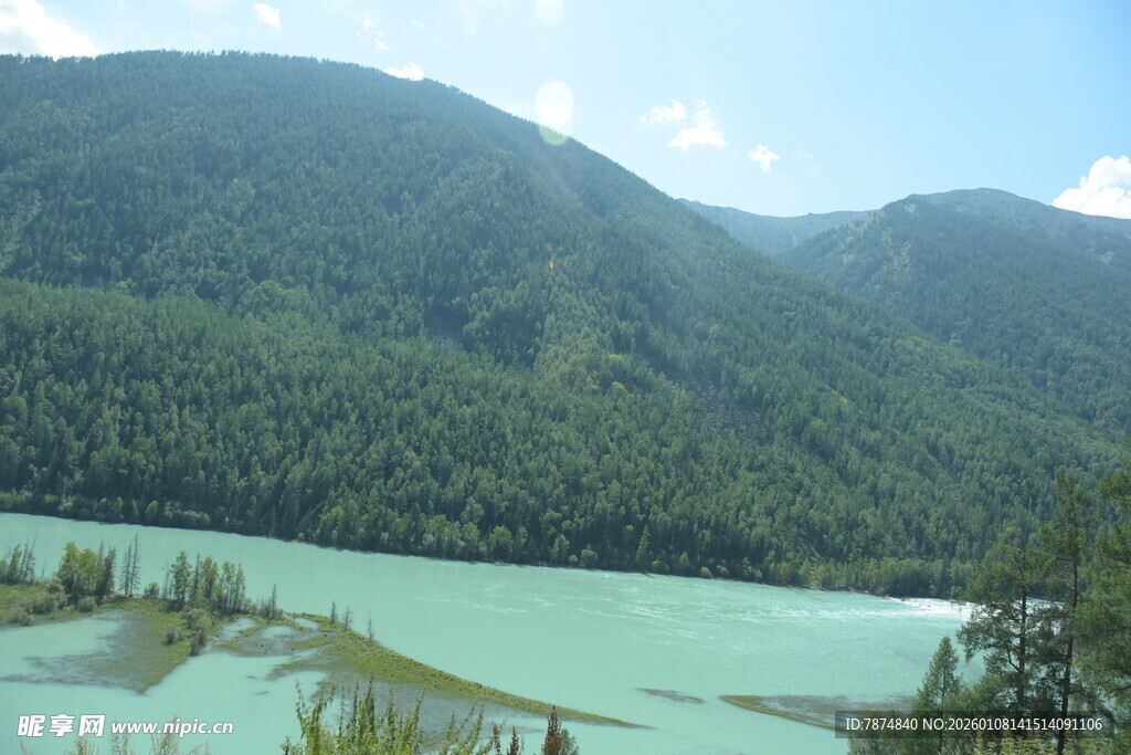 青山环抱的碧绿湖水