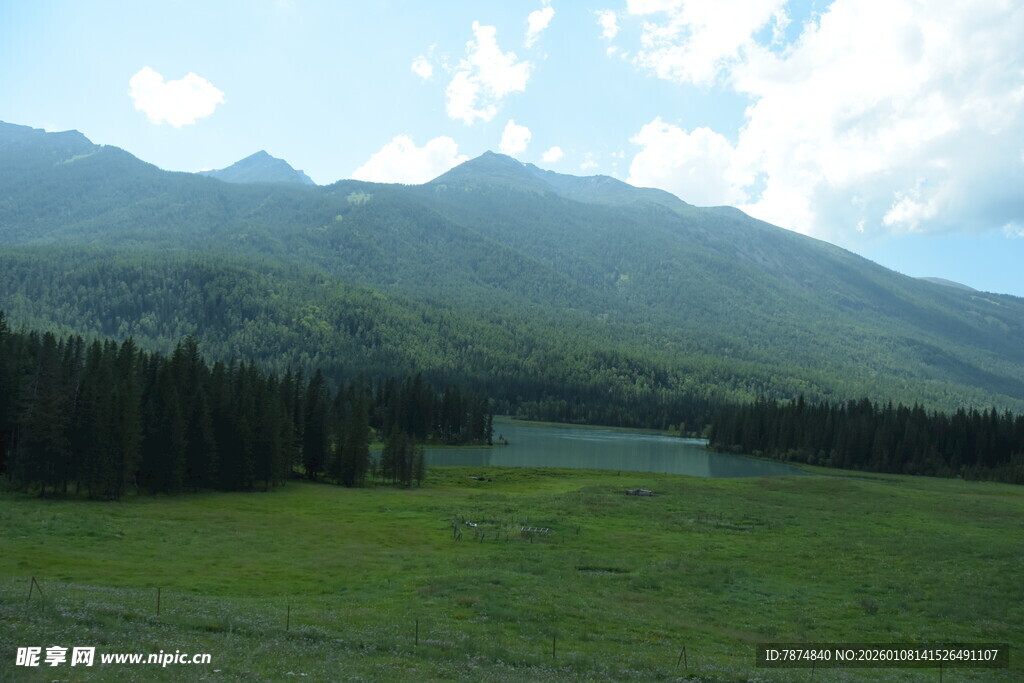 山间绿野湖泊美景