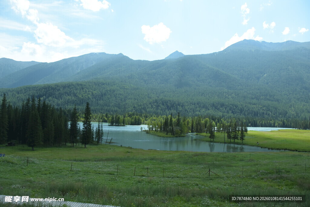 山间湖畔绿野风光
