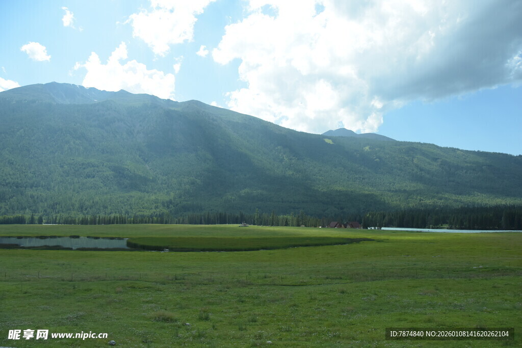 草原远山蓝天白云美景