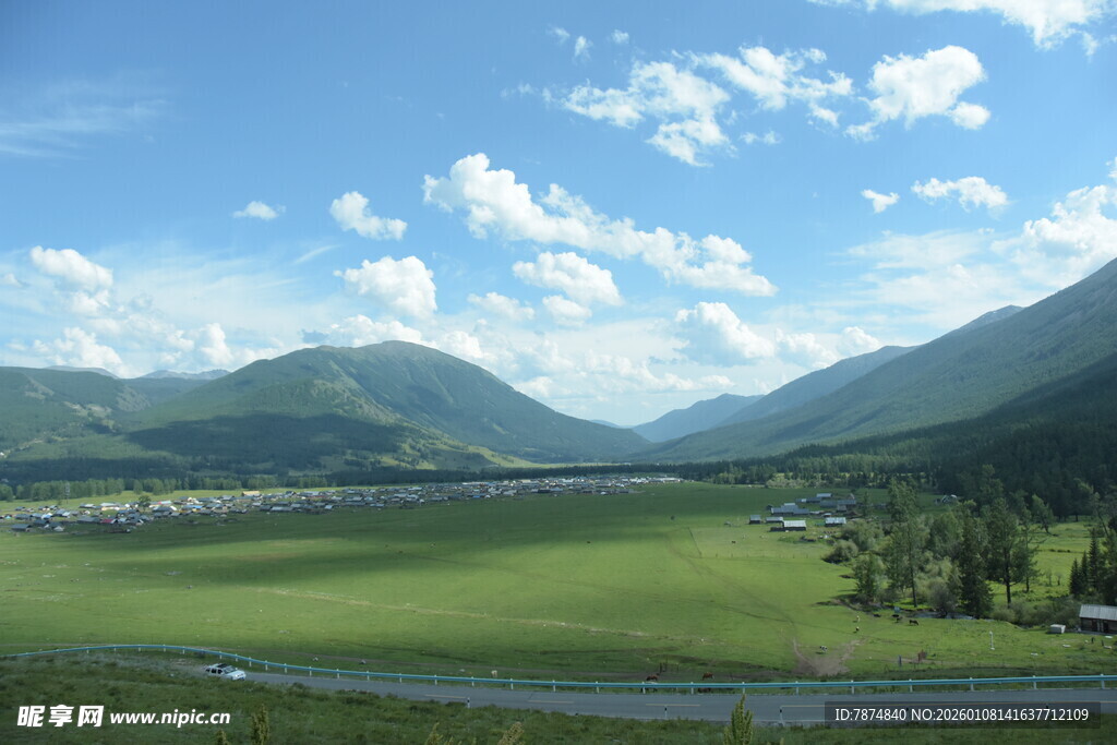 草原山谷间的美丽风光