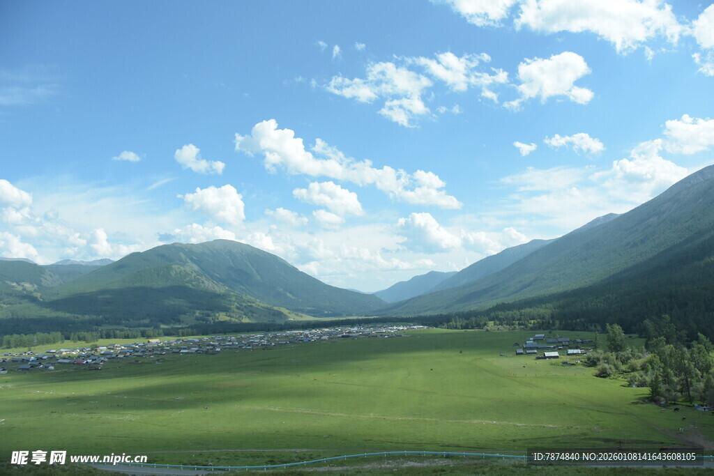 广袤绿野间的山水风光