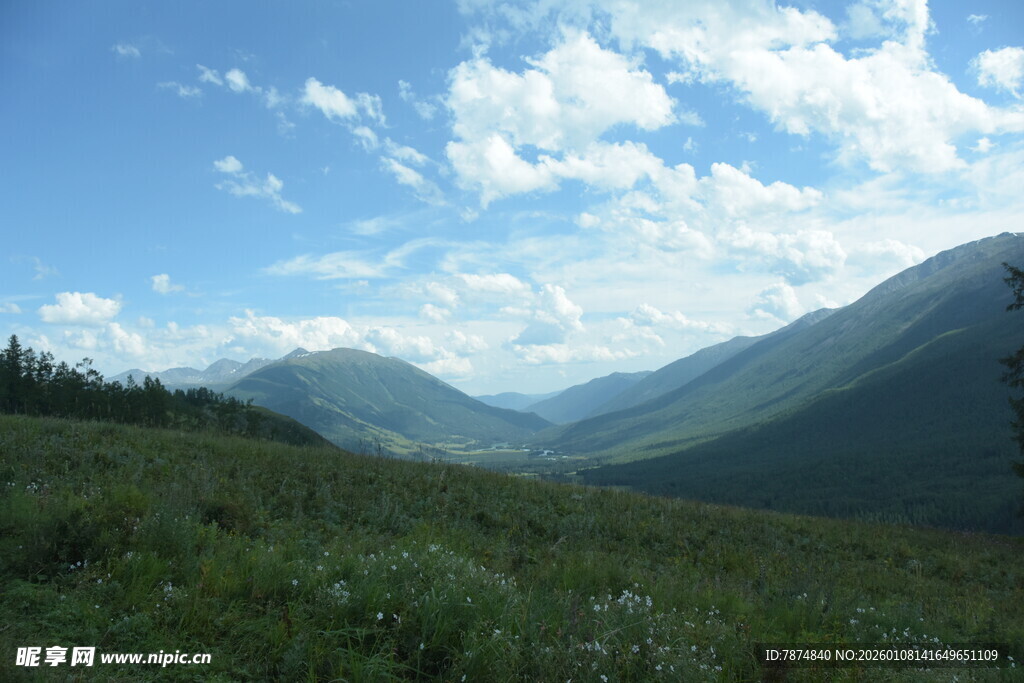 山间绿野 蓝天白云美景
