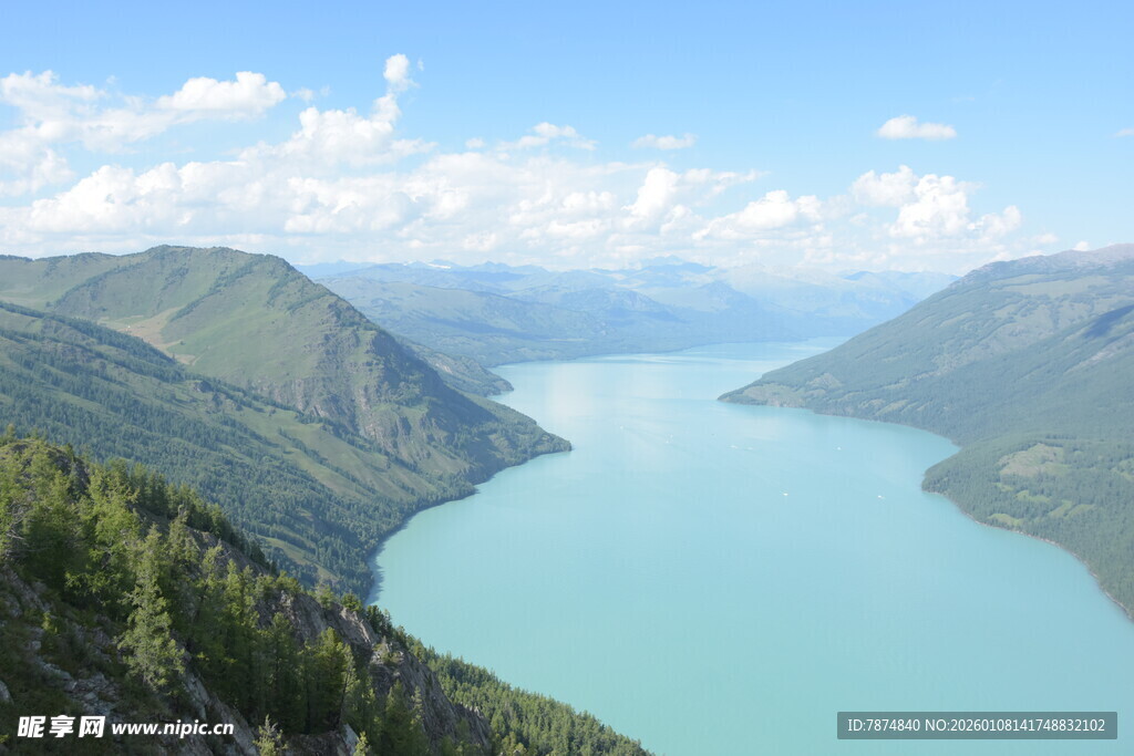 高山环绕的碧蓝色湖泊