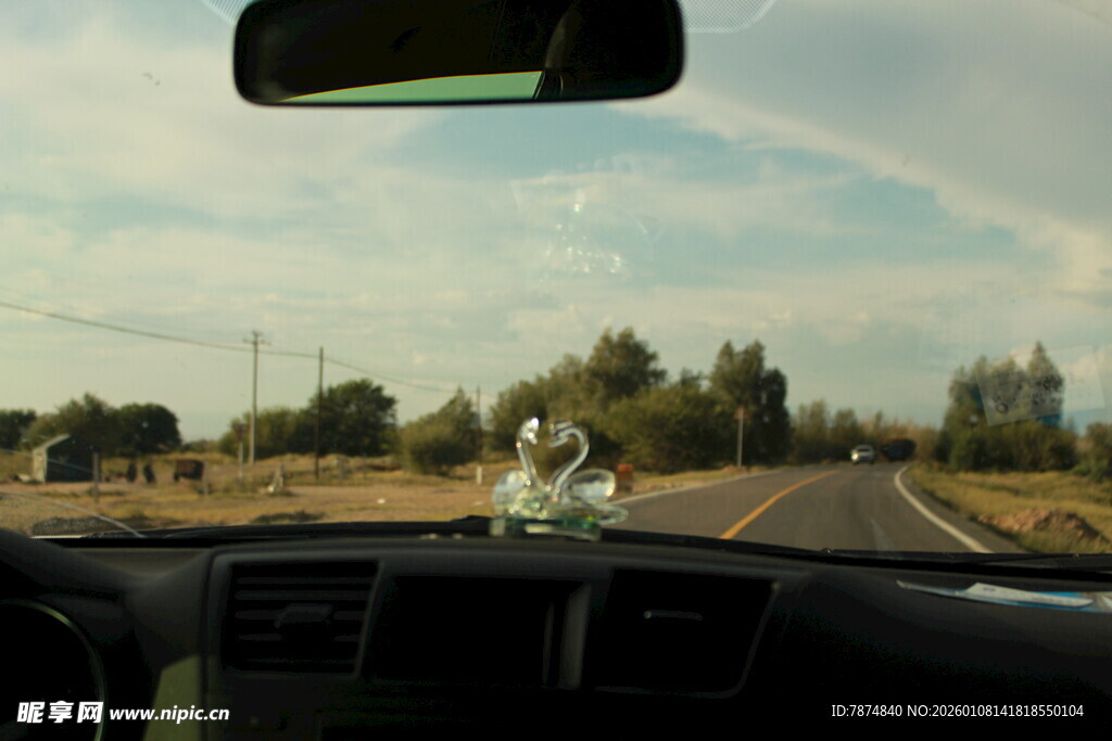 车内视角看公路上空彩虹