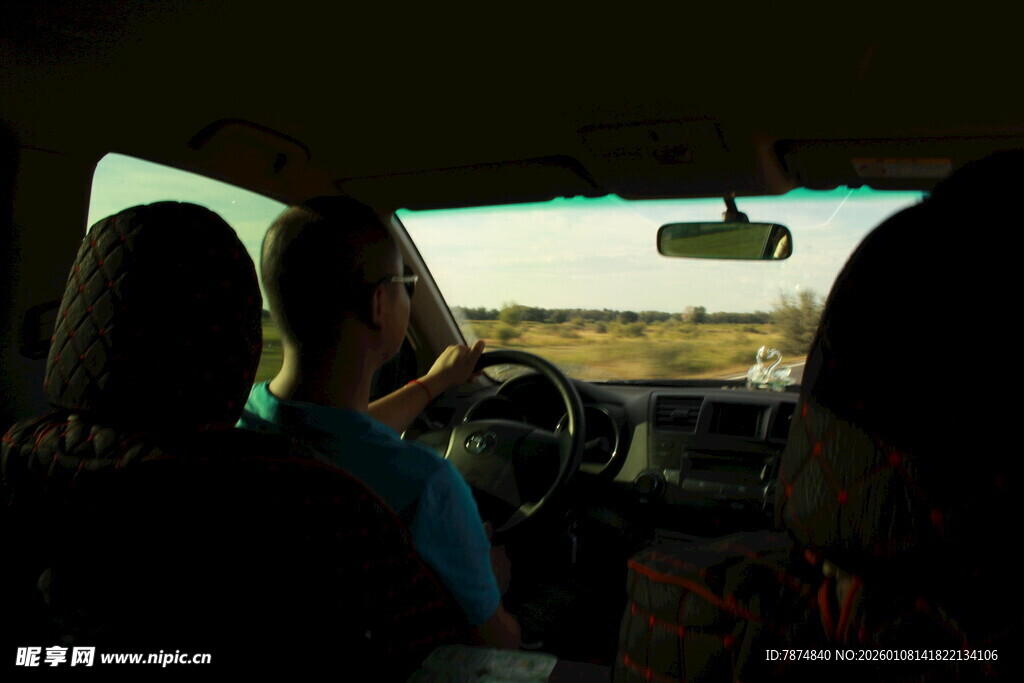 车内视角 两人看向车窗外