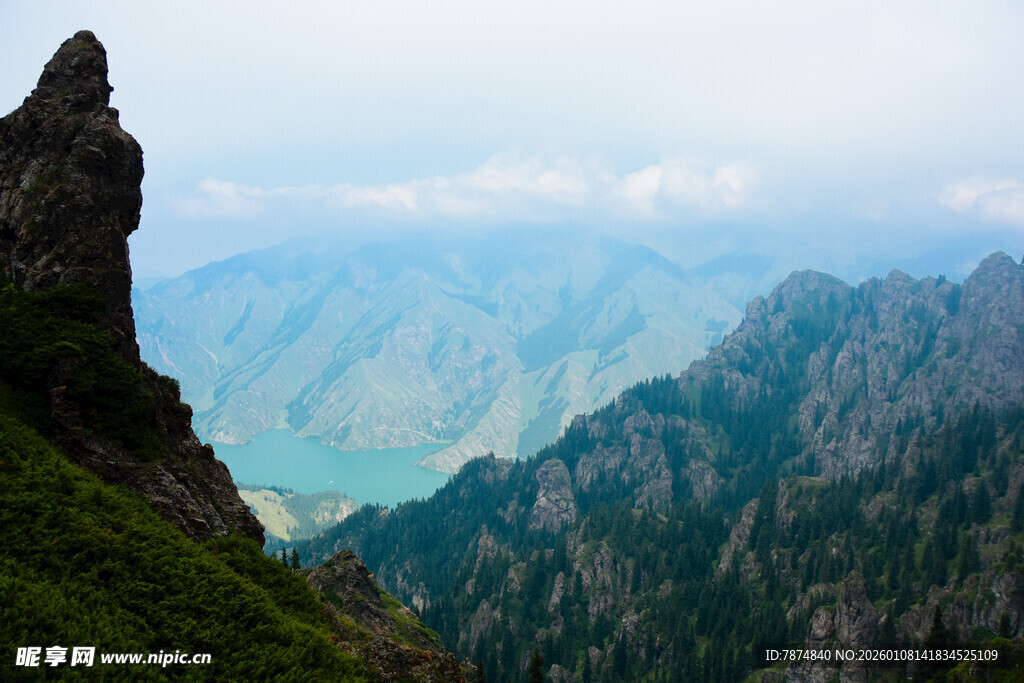 巍峨山峰壮丽自然景观