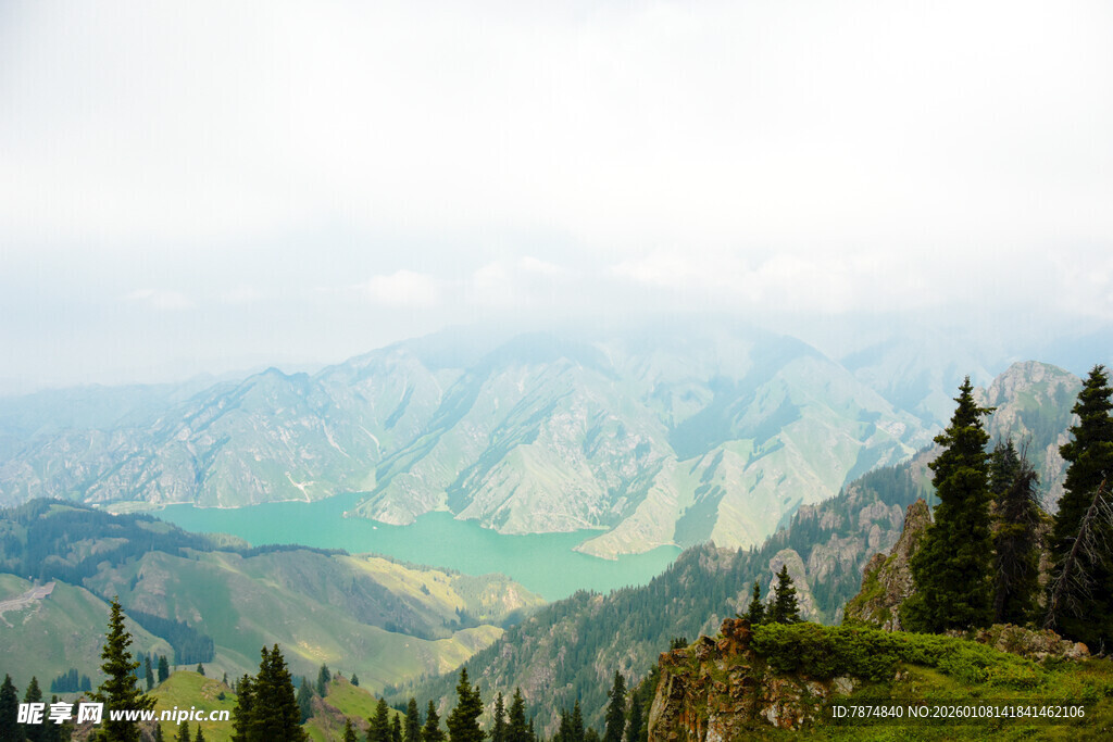 山间绿意盎然的秀丽景致