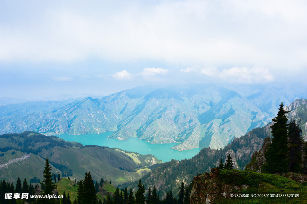 高山环抱中的碧绿湖泊