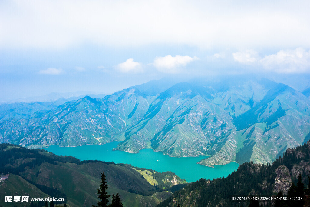 高山间的碧绿湖泊美景