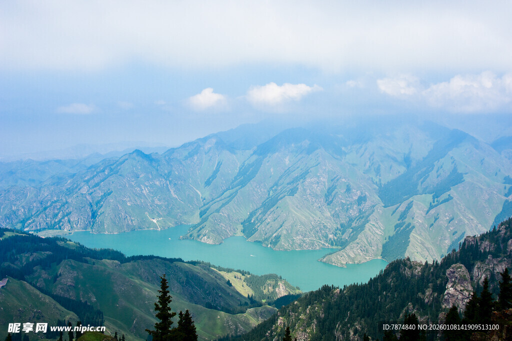高山环抱中的碧绿湖泊