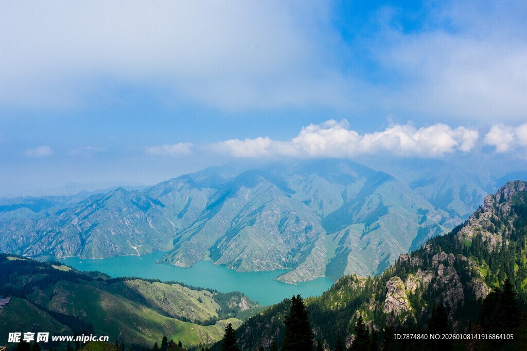 壮丽山川间的碧水蓝天