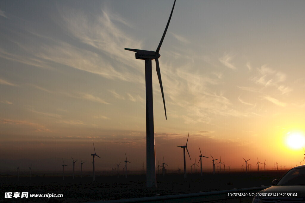 夕阳下的风力发电机组
