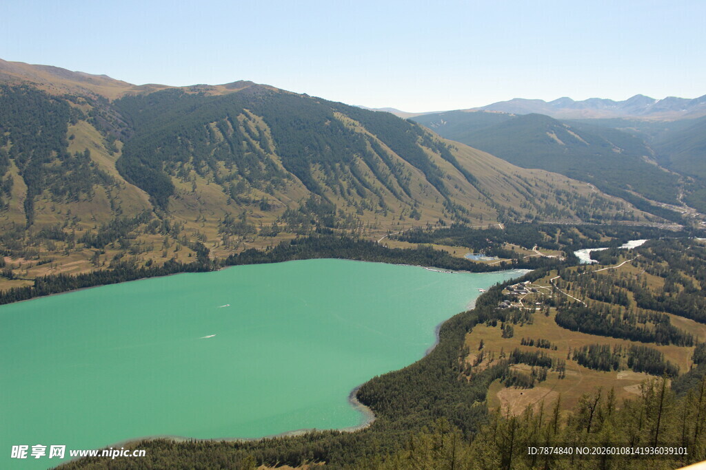 高山环抱的碧绿湖泊