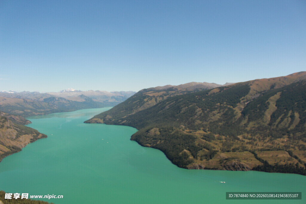 碧绿湖水与连绵山峦
