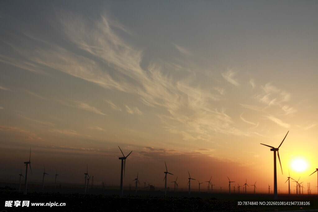夕阳下的风力发电场
