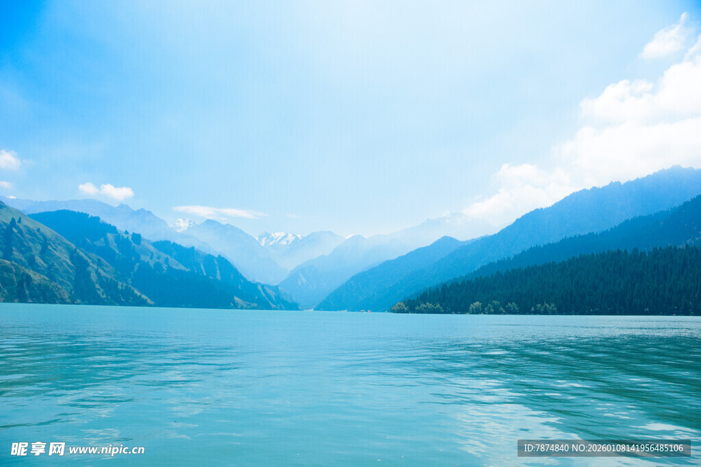 宁静山水间的澄澈湖水