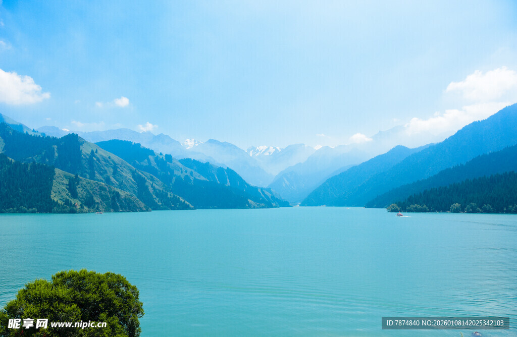 美丽湖景与远山风光