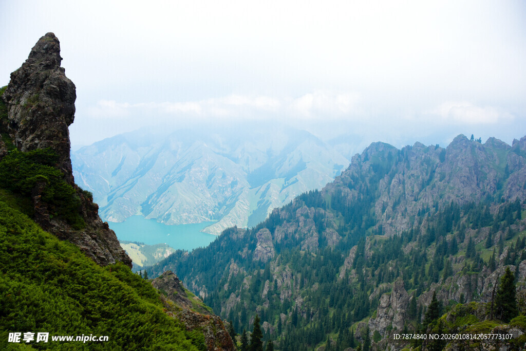 峻峭山峰与葱郁植被景观