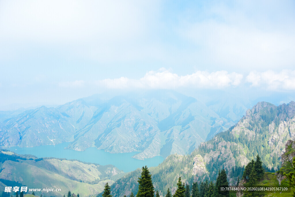 壮丽山景 蓝天白云绿树
