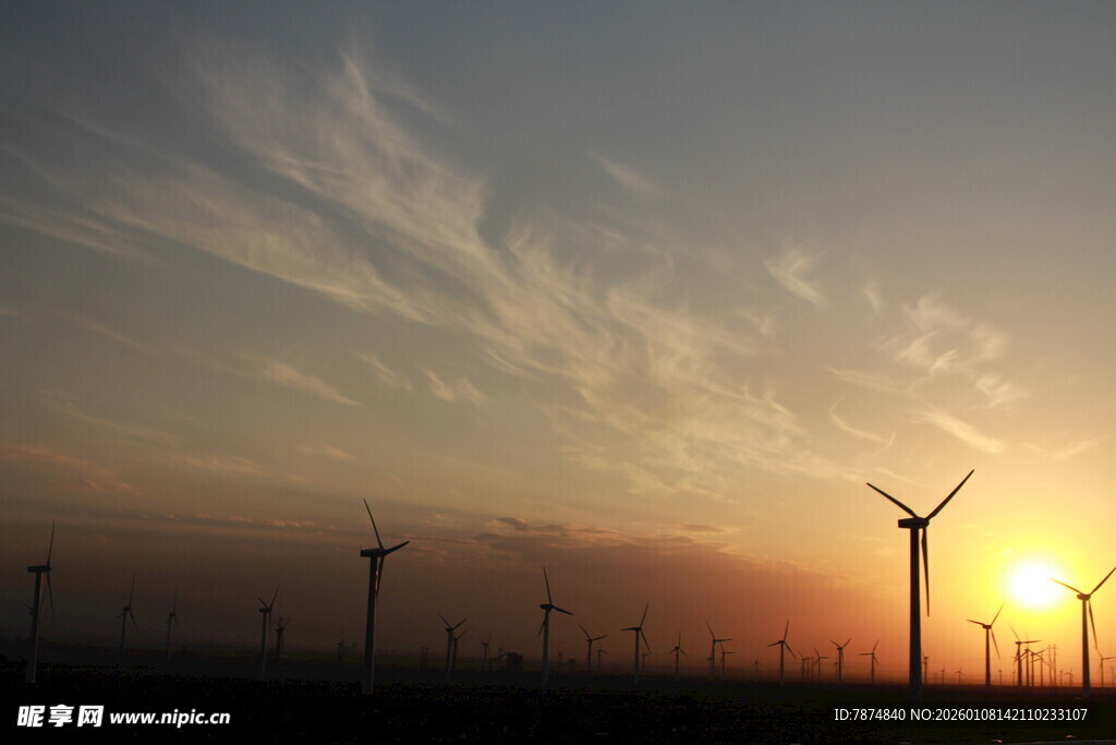 夕阳下的风力发电场