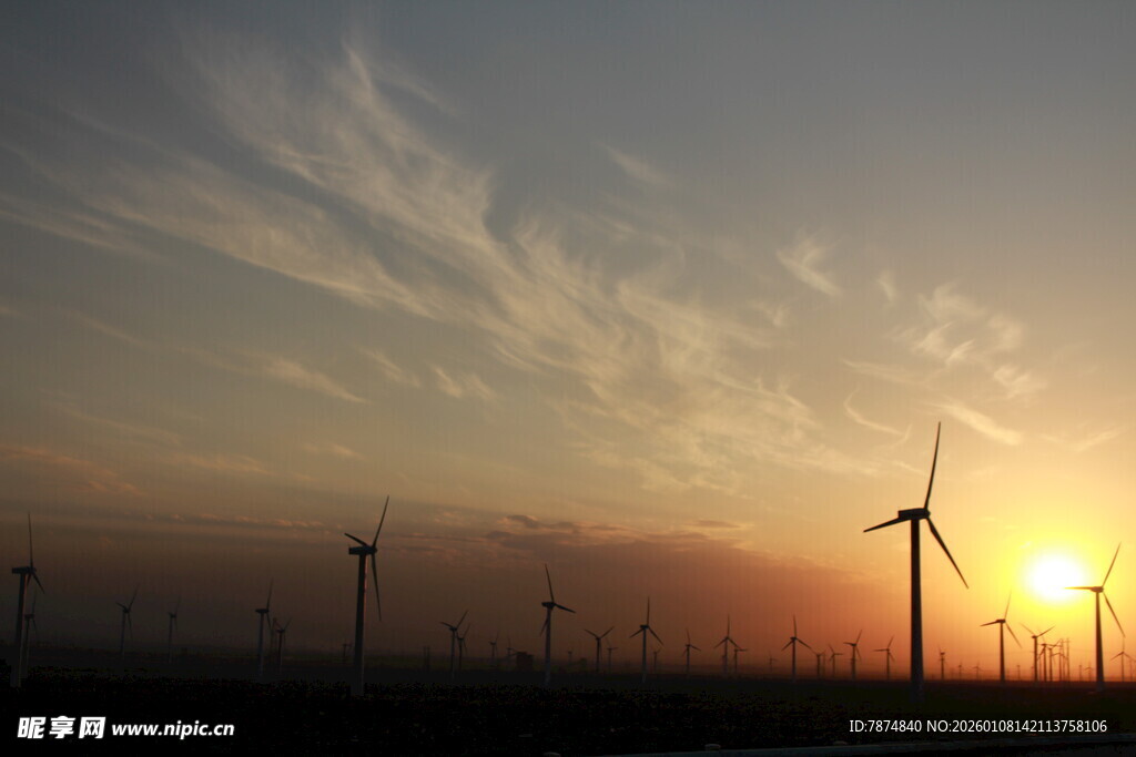 夕阳下的风力发电机组